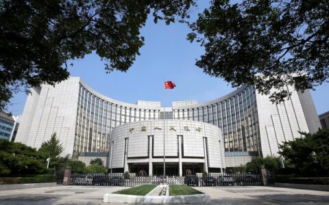 中国央行宣布全面+定向降准 降融资成本应对下行压力